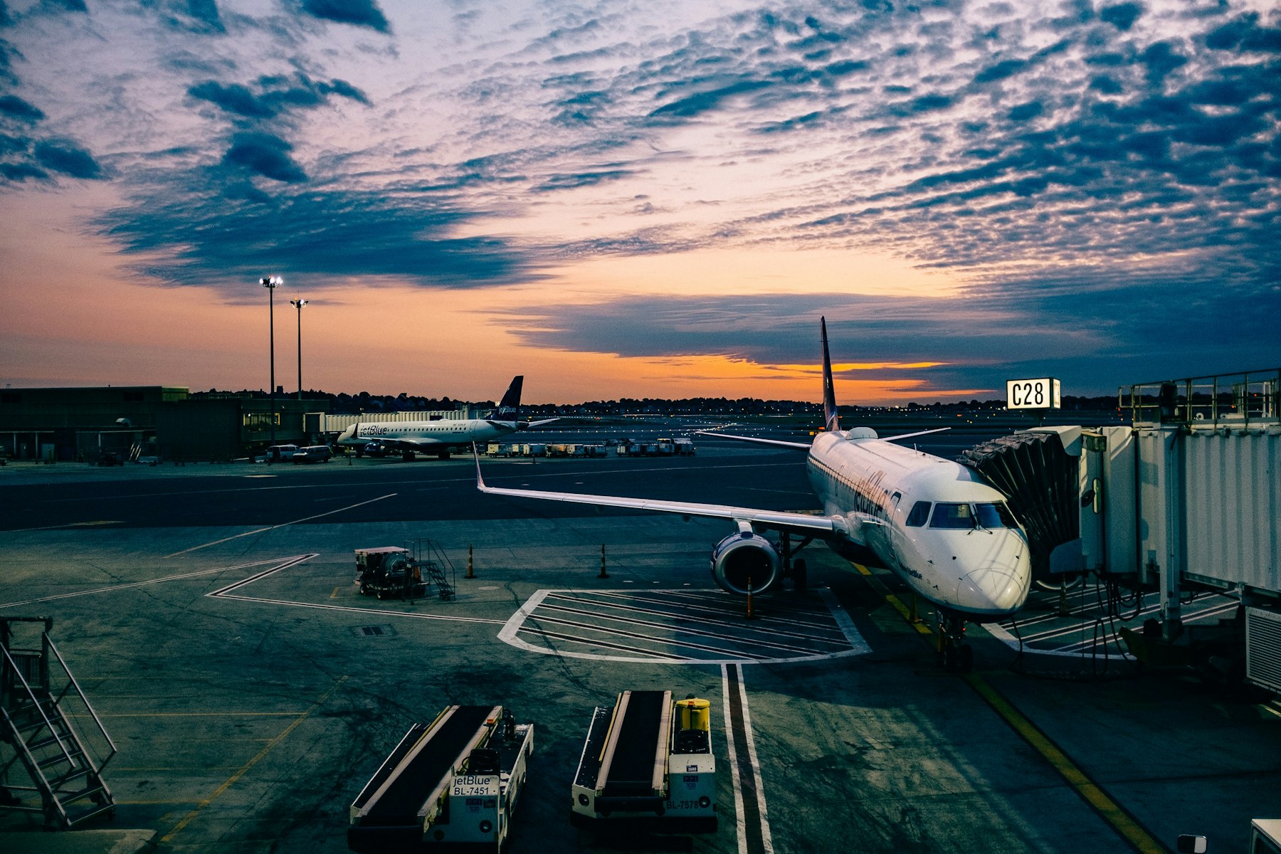Un avión en la puerta de embarque, al atardecer