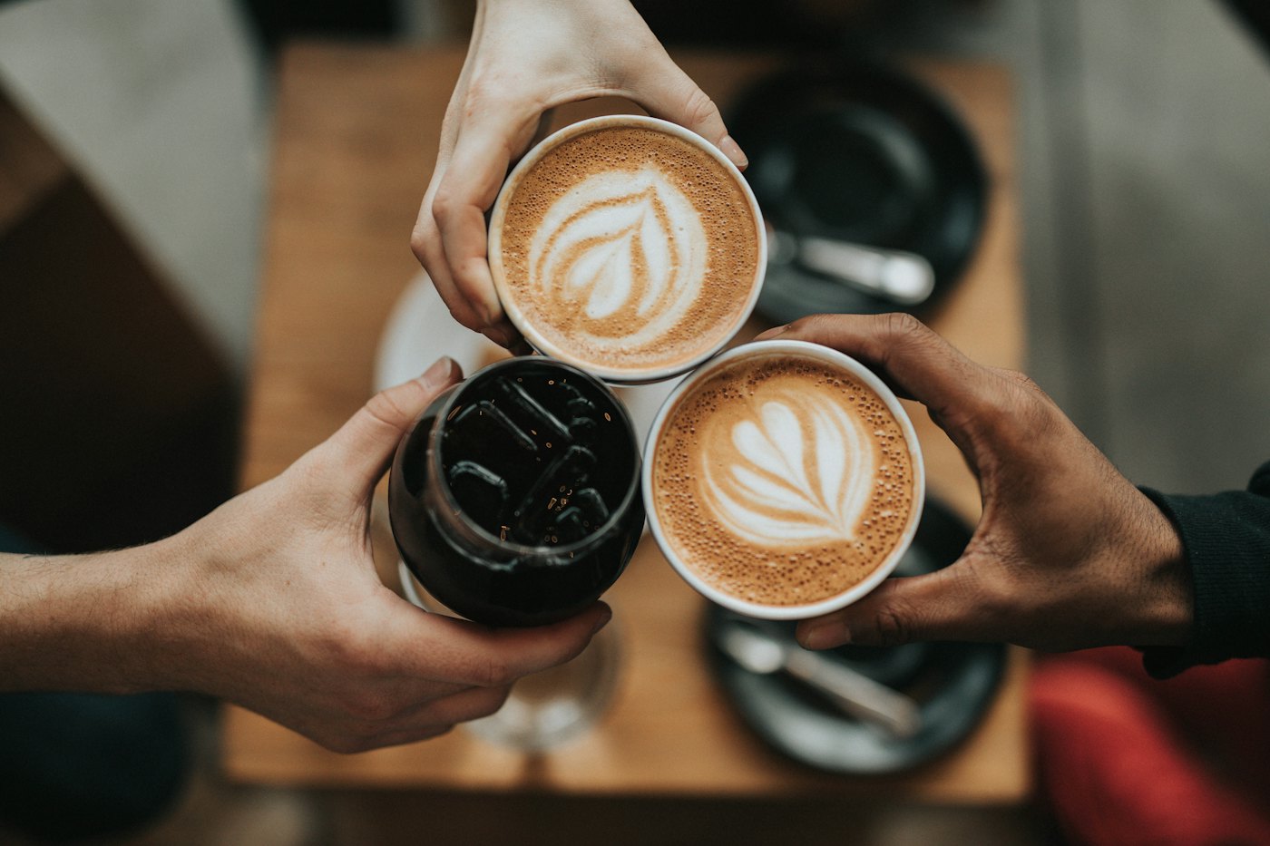 Tres tazas de café chocando