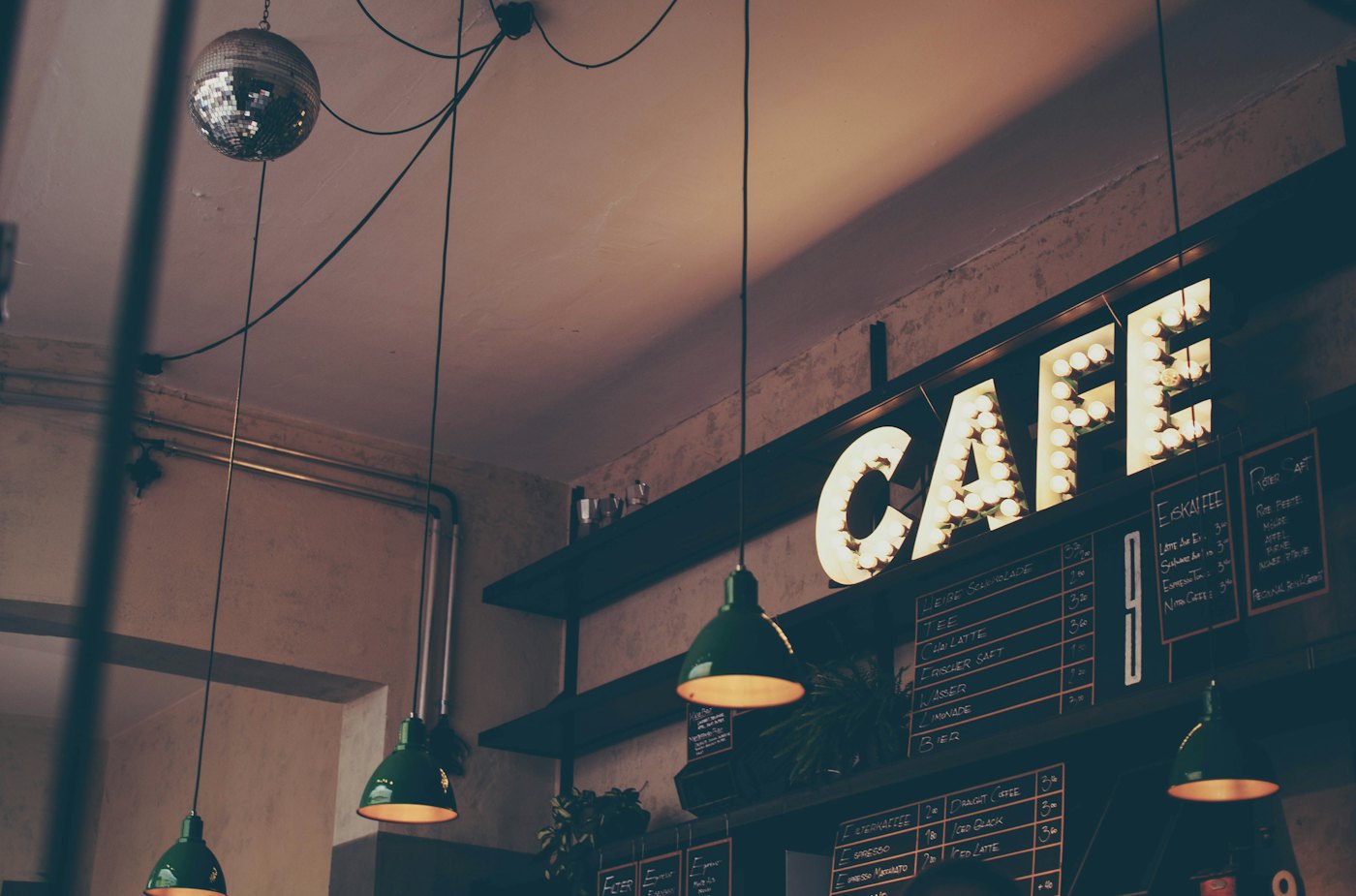 El cartel luminoso de un café
