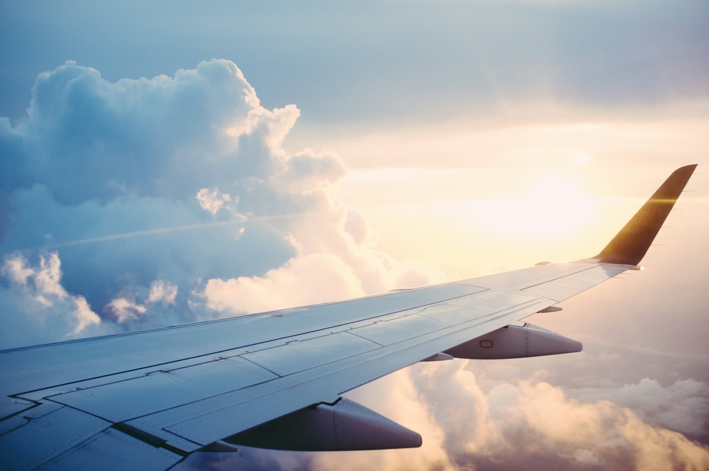 El ala de un avión, por encima de las nubes